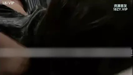 Looking at his girlfriend being fucked, he pulled himself, the best goddess 3P