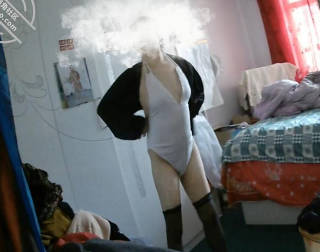 Guanyin looked at her mother's round ass as a lotus.