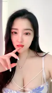 The super-beautiful stunner's tits are really exciting. The screen is full of white tender meat. I really want to lick it.