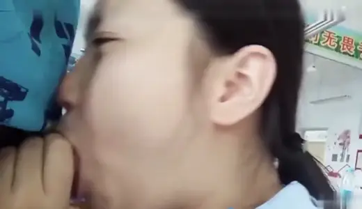 Before the classmates come to the classroom, the boyfriend unzipped and fed his girlfriend