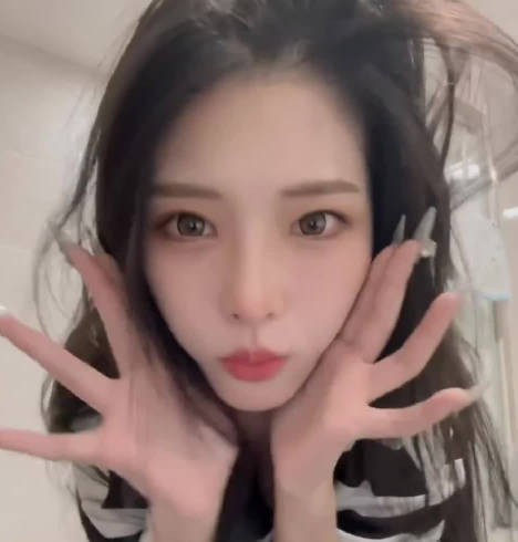 The lovely and lively beauty was lost to the sound-Looks