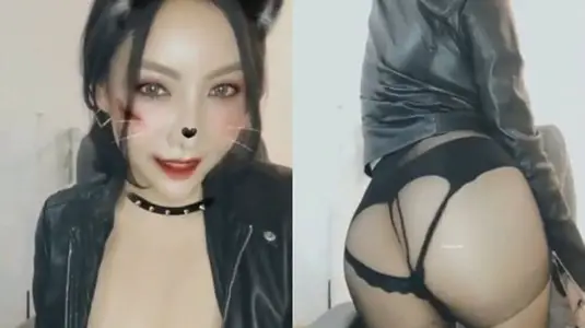 Tan Xiaotong's S-Class Private Show Opes at 3: 00! The masturbation stick rammed pink and tender honey holes, and the milk spurted out.