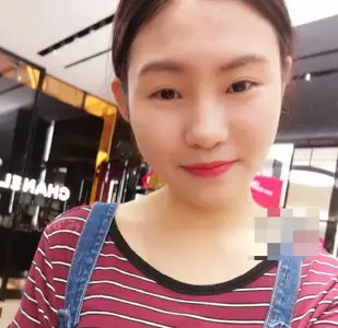 Xiao Ge, a beautiful young woman with online beauty, was confused and shot without a set after singing K with her friends.