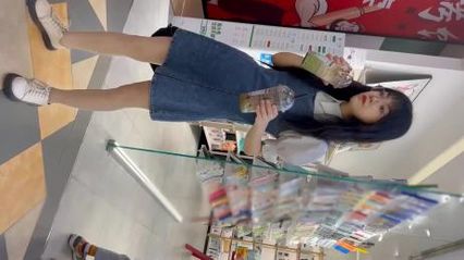 The skirt bottom scenery in the shopping mall is copied at the bottom. The best pretty girls go shopping wearing white silk and flesh-colored stockings. The semi-transparent appearance really attracts people's imagination.