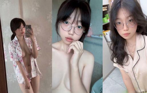 Yunnan Normal University Glasses Sister [Zhou Xiaoqin] Gao Yan Value School Sister is lonely and unbearable in private. Self-timer hot masturbation video at home