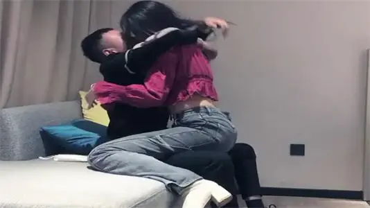 Guangzhou's New Agua Covenant: Wine Red Low Chest Tempts Little Sister