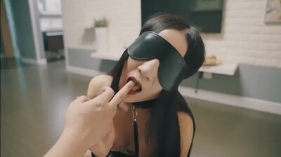 Hungry royal sister Sao bitch, kneel down and beg the master to set up!