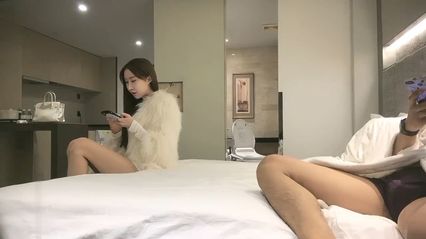 The best way to explore the ceiling of the outer world of flowers, the beautiful woman in the super sexy pajamas is in bed, who can hold on to the penis that just wants to stand straight and quickly insert it into the SAO force