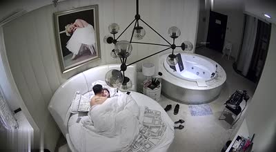 Hotel candid camera-red skirt rich elder sister and the foster brother open the room grass force open mobile phone flashlight to see force hole