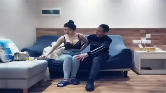 Mr. Huang, the sexy stunner on the bed, the headlights are really bright.