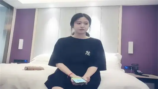 The real record of exploring flowers is pure and quiet. The deep throat close-up of the younger sister of ponytail is sexy and breathless, so hard that she can't help pressing behind the wall to enter the crazy output.