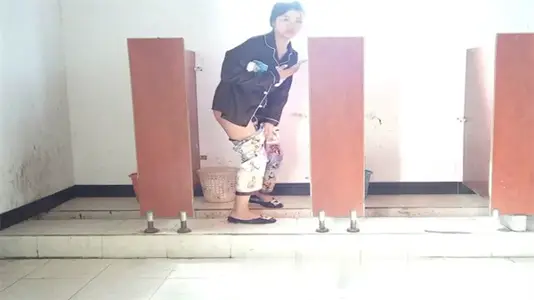 Top stunner outstanding toilet panorama candid shot! A mirror in the end 4-position HD live broadcast, tender cave close-up crazy jet!